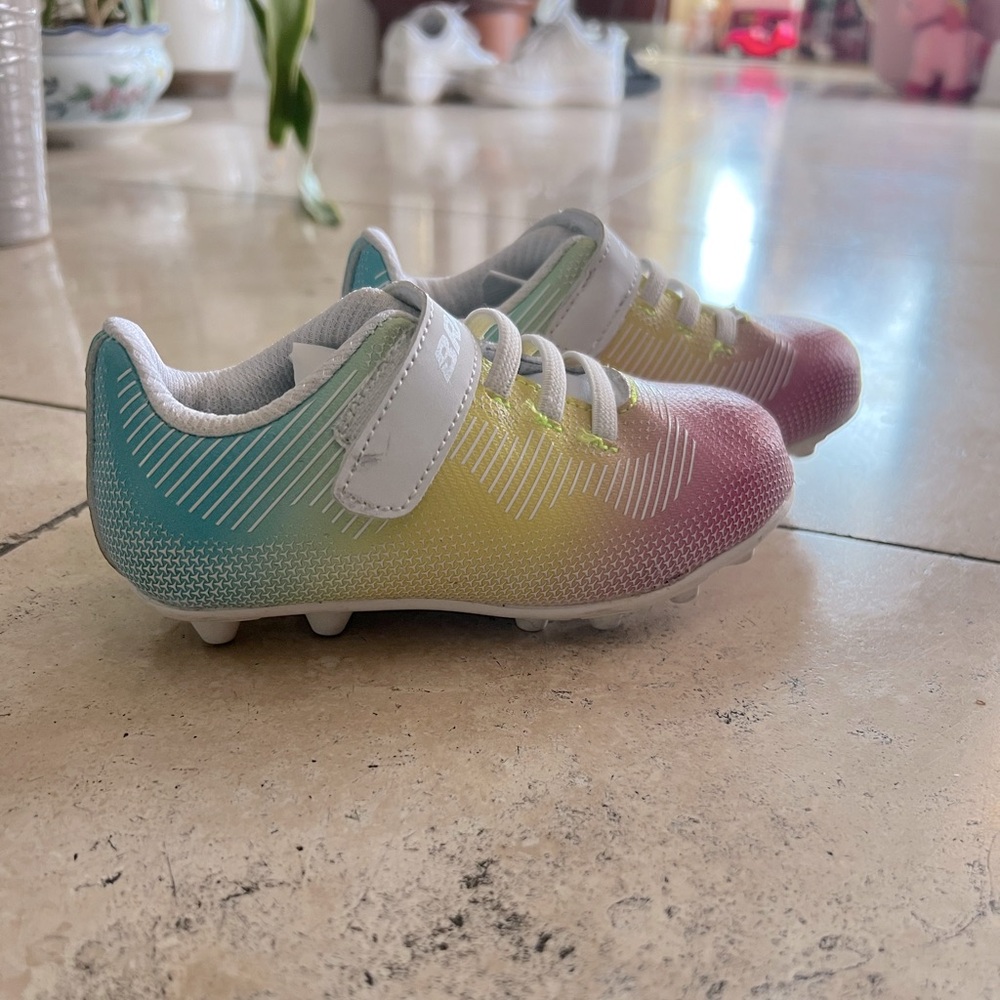 TODDLER GIRL SOCCER CLEATS SZ 8